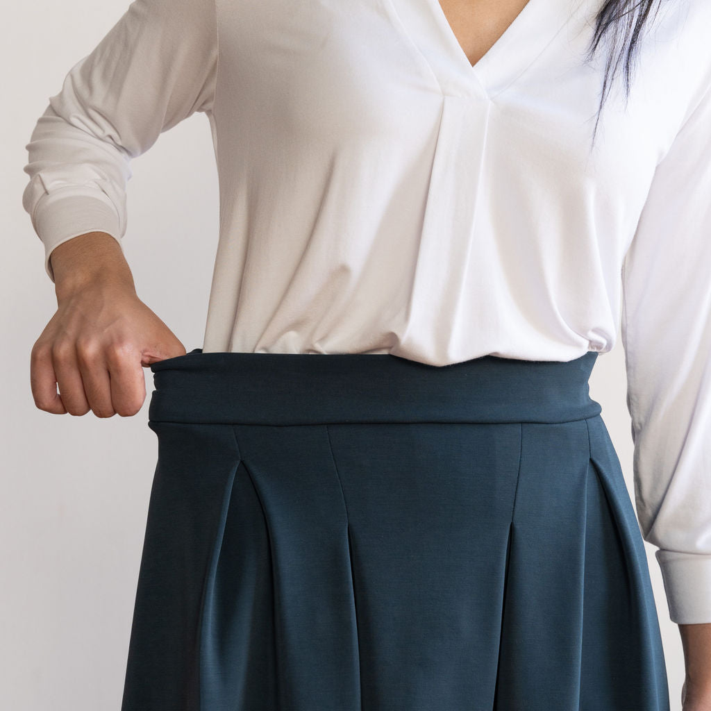 Long pleated outlet a line skirt